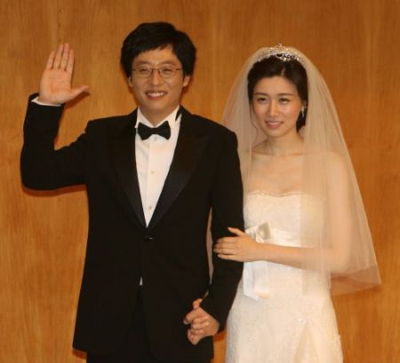 Yoo Jae Suk is happily married for 13 years as of 2021.